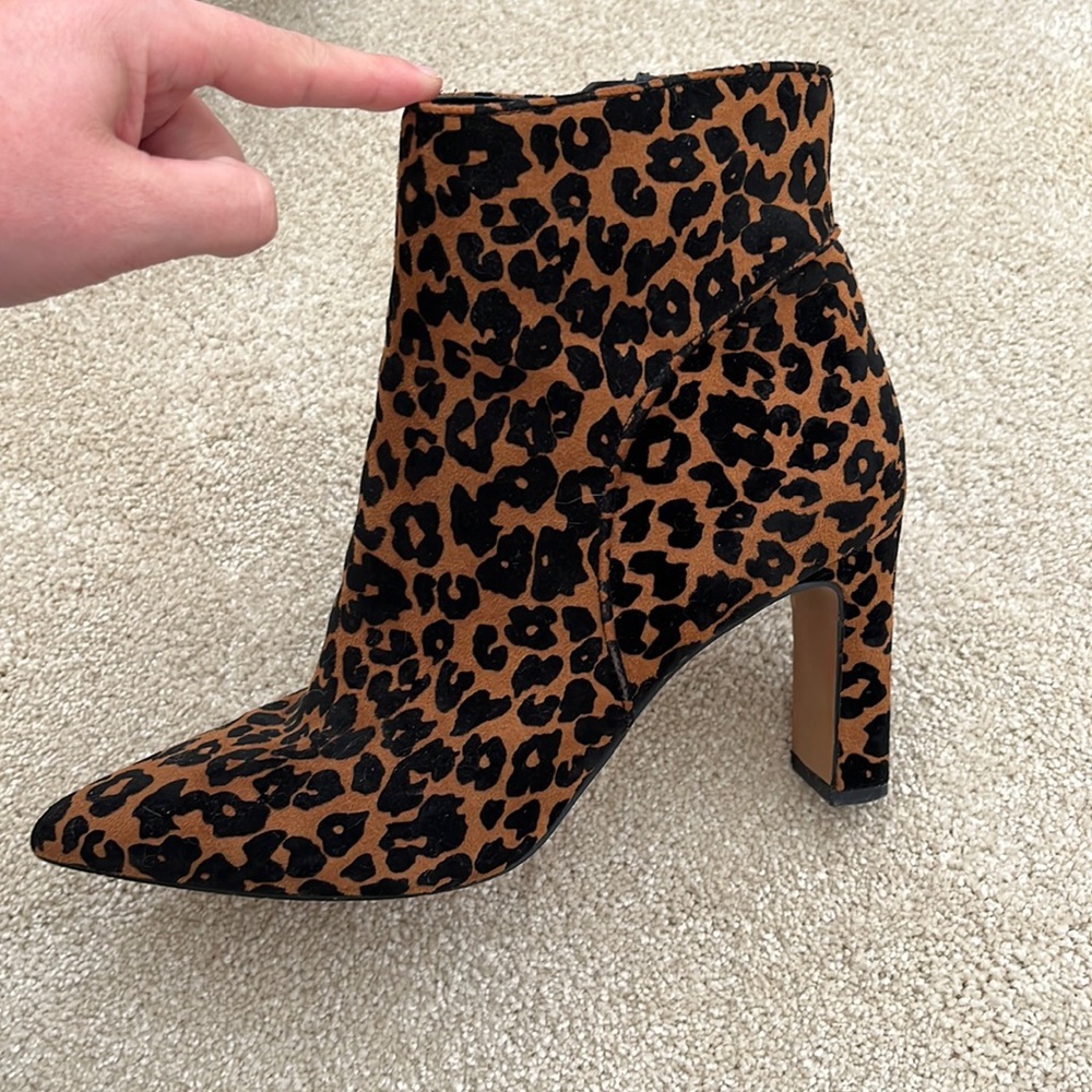 Size 7.5 Steve Madden Cheeta zip print up ankle boots